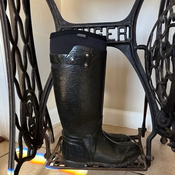 Bogs Rider Emboss Waterproof Boots Women’s Size 7
Black - Picture 1 of 7